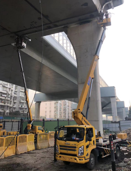 24米高空作业车高架桥落水管检修施工现场