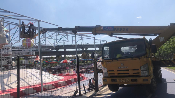 24米登高车青山游乐场安装钢架结构施工现场