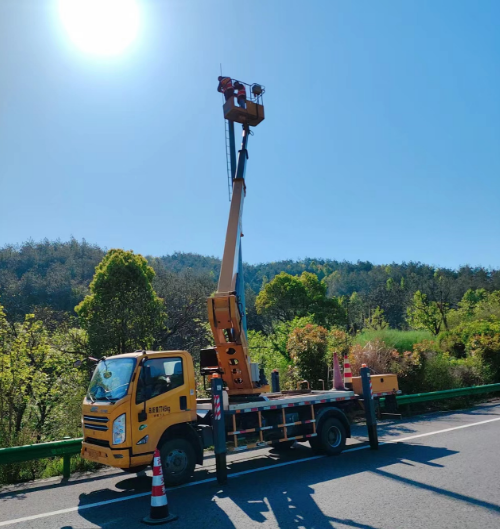 高空作业车高速公路安装摄像头施工现场