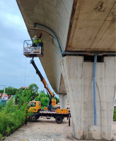 22米登高车维修落水管道施工现场